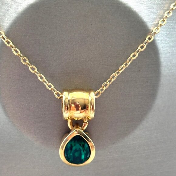 Jewelry - Elegant Gold and Green Pendant Necklace